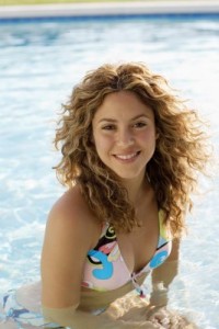 Shakira en bikini multicolore